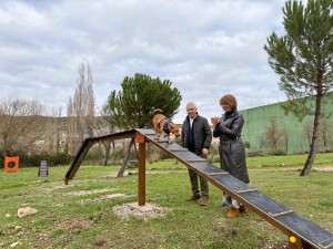 Ambite estrena parque canino con circuito agility
